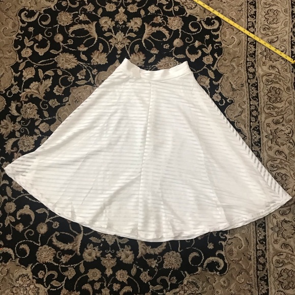 White Silhouette NYC skirt - Picture 7 of 8